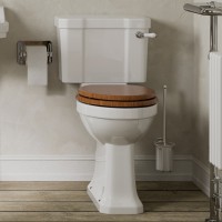 Monobloka tualetes pods ar 440mm cisternu ar poda vāku zelta ozola krāsa, keramikas WC slazds, tualetes birstes turētājs un tualetes ruļļu turētājs (hroms)