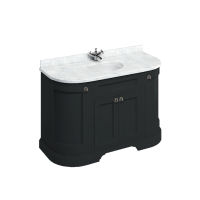 Brīvi stāvošs izliekts 134 cm skapītis ar Carrara White darba virsmu, durvīm un integrētu baltu izlietni